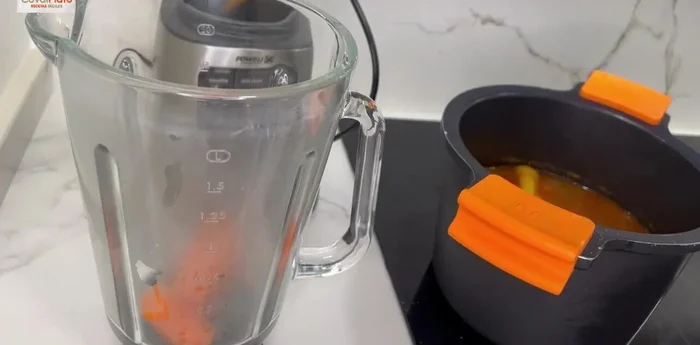 Sacar las verduras (zanahoria, calabacín, pimiento, puerro) y triturarlas en una procesadora con un poco del caldo de las lentejas.