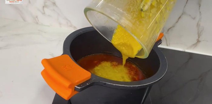 Incorporar el puré de verduras a las lentejas.