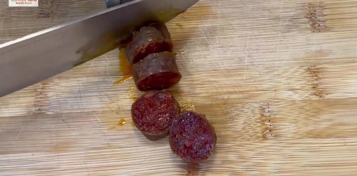 Cortar el chorizo en rodajas e incorporarlo a las lentejas. Retirar la hoja de laurel.