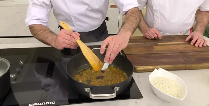 Incorporar la tinta de calamar al sofrito de tomate.