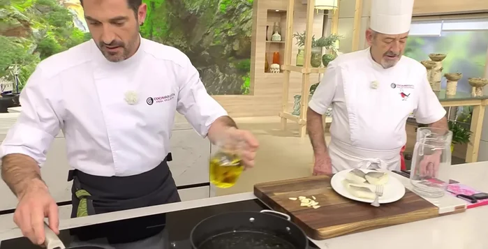 Infusionar el aceite de oliva con láminas de ajo doradas.