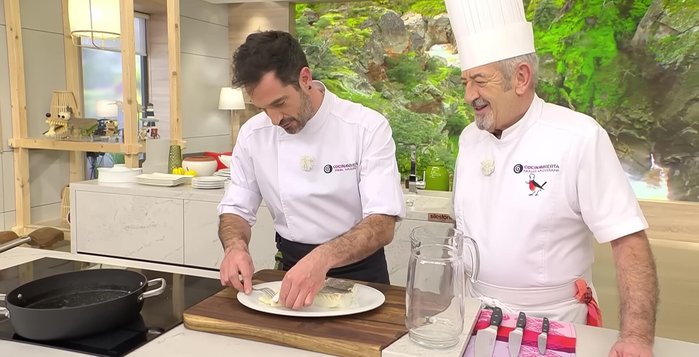 Triturar el bacalao cocido con el aceite infusionado para hacer el bacalao mantecado.
