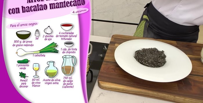 Servir el arroz negro con el bacalao mantecado y los ajos fritos.
