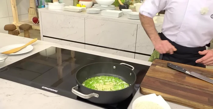 Infusionar la leche con ajo y tomillo. (Dejar que hierva)