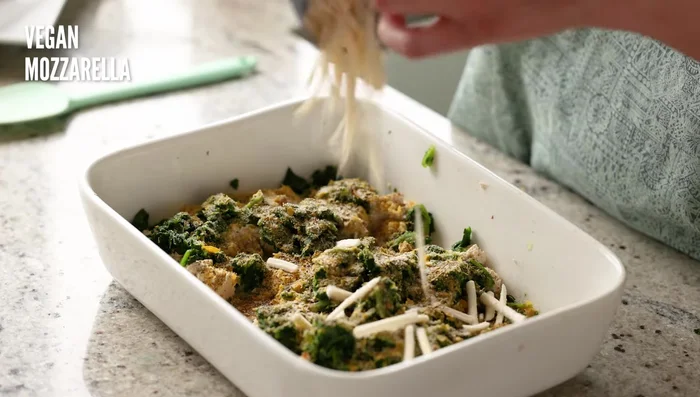 Añadir queso vegano (opcional). Mezclar todo en la sartén y nivelar. [102.56]