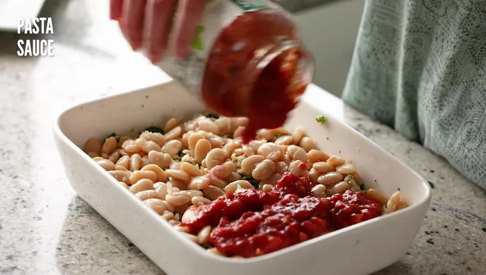 Agregar la salsa de pasta. Si está muy espesa, agregar un poco de caldo o agua. Extender la salsa. [122.24]