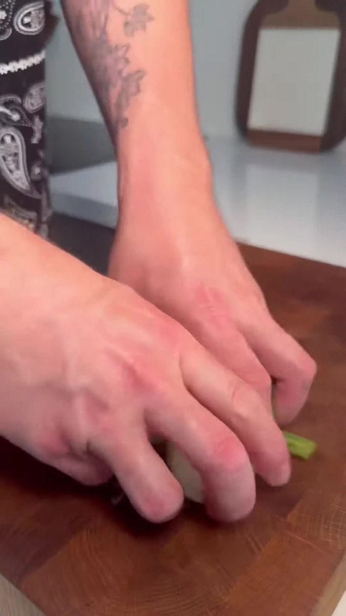 Preparar el jugo: sofreír zanahorias, cebollas, chalotes, ajo en una sartén hasta caramelizar ligeramente.
