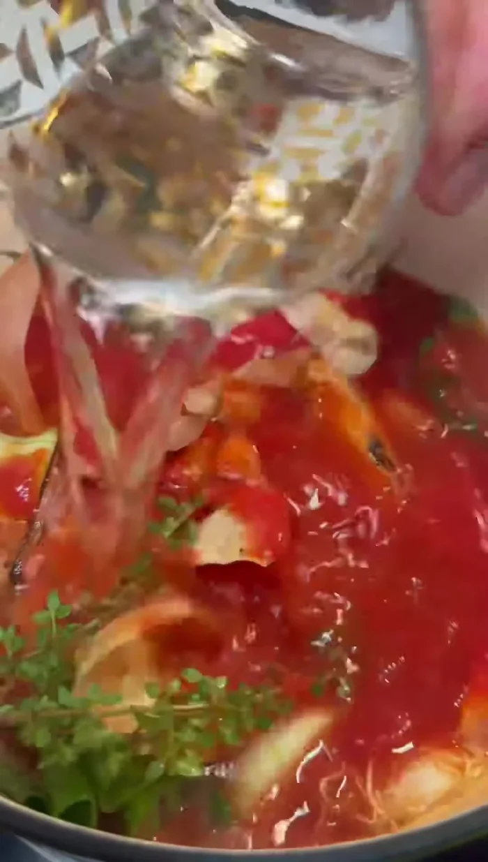 Añadir las cabezas de gambas, romero, hierbas, tomate ahumado, pimentón, sal y pimienta. Agregar agua y dejar hervir a fuego lento durante una hora.