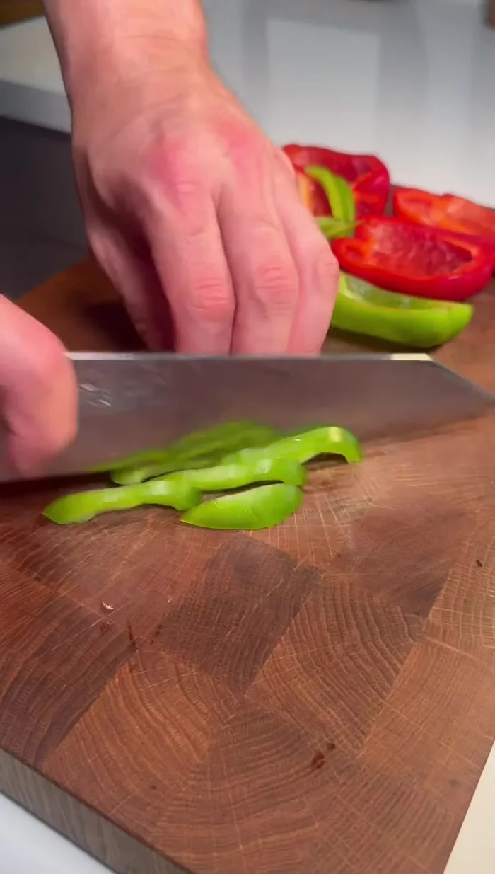 Preparar el sofrito: sofreír ajo, pimientos, cebolla y chile seco (opcional) en aceite de oliva.