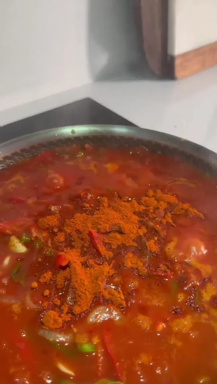 Agregar el coulis de tomate, agua, pimentón, azafrán, sal y pimienta al sofrito. Cocinar durante 30 minutos.