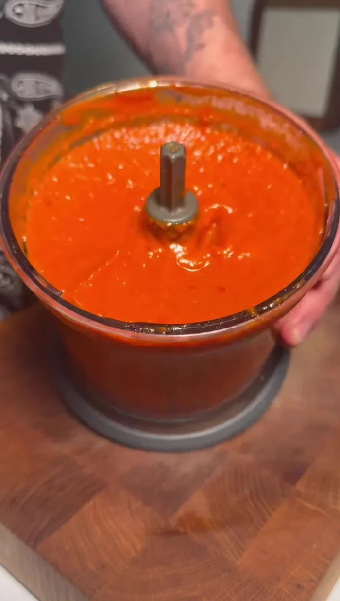 Licuar la mezcla para obtener una salsa rica.