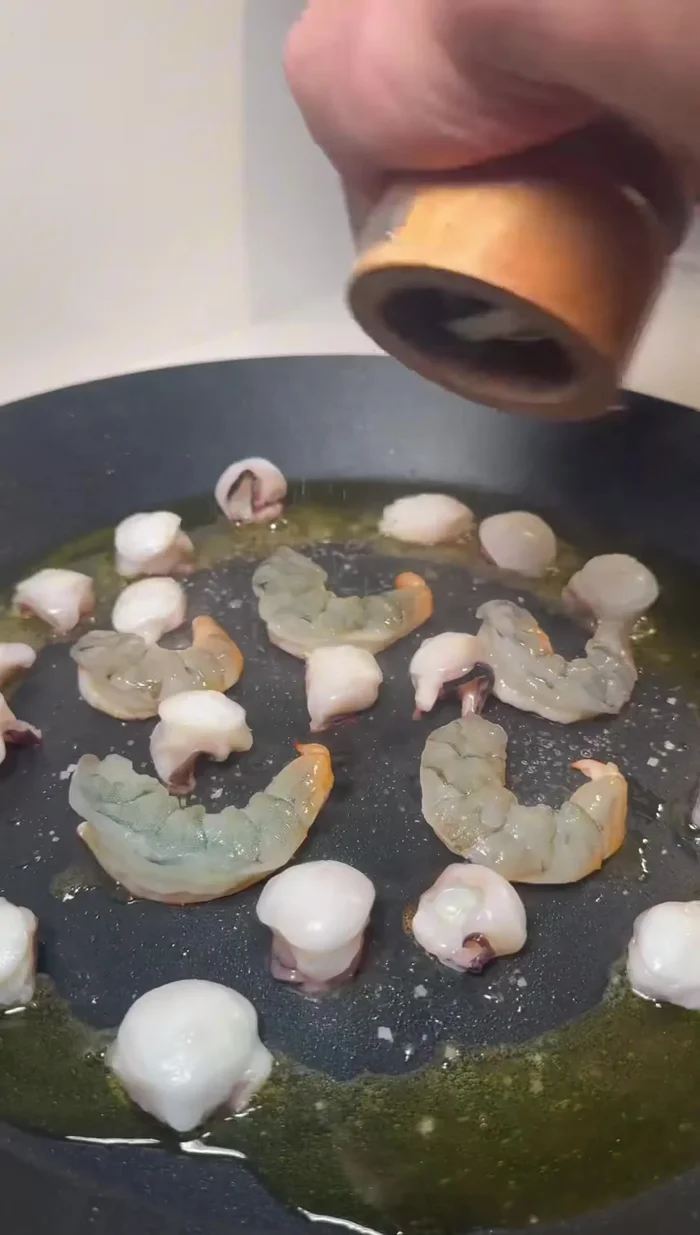 En la paella, sofreír los tentáculos de pulpo con sal y pimienta.