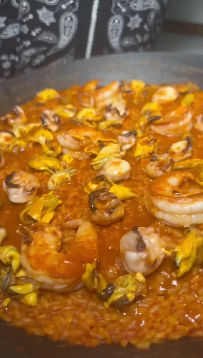 Hornear la paella a 200°C durante 15 minutos, hasta que el arroz esté caramelizado en los bordes.
