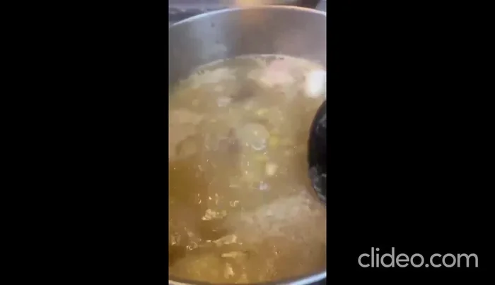 Reducir el fuego a medio y cocinar durante una hora.