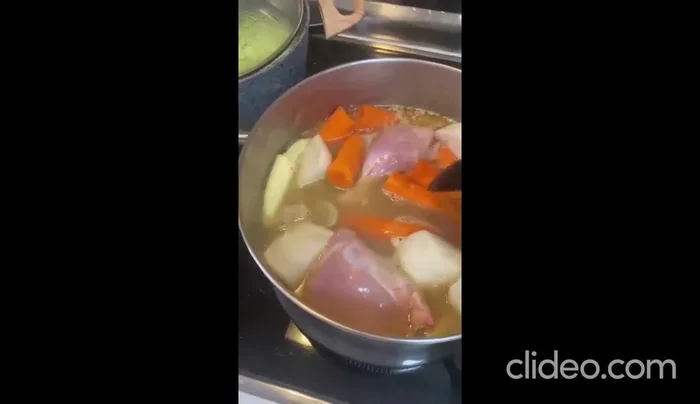 Después de la primera hora, añadir pollo, zanahoria, chorizo y verduras duras. Rellenar con agua caliente.