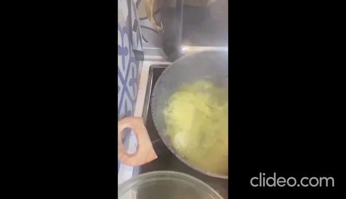 Escurrir la col cocida y reservar.
