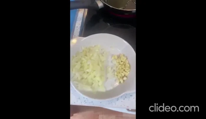 Sofreír la col con ajo, cebolla y pimentón dulce.