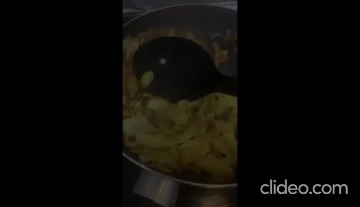 Añadir una cucharadita de caldo del cocido al sofrito de col.