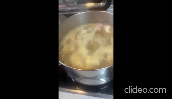 Cocinar a fuego alto durante 10 minutos, retirando la espuma que se forma.