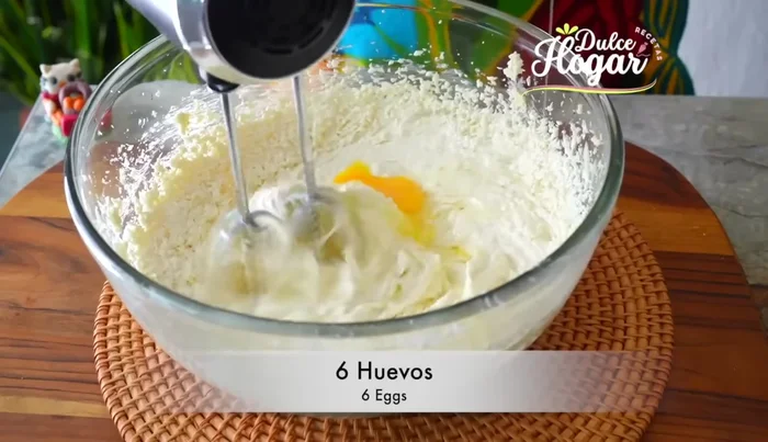 Agregar los huevos de uno en uno, esperando a que se integre cada uno antes de añadir el siguiente.