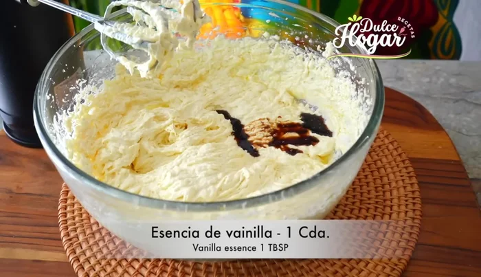 Incorporar la esencia de vainilla y mezclar con una espátula.
