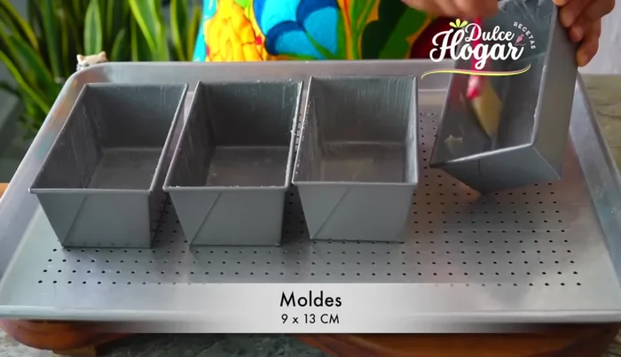 Engrasar los moldes para panqué.