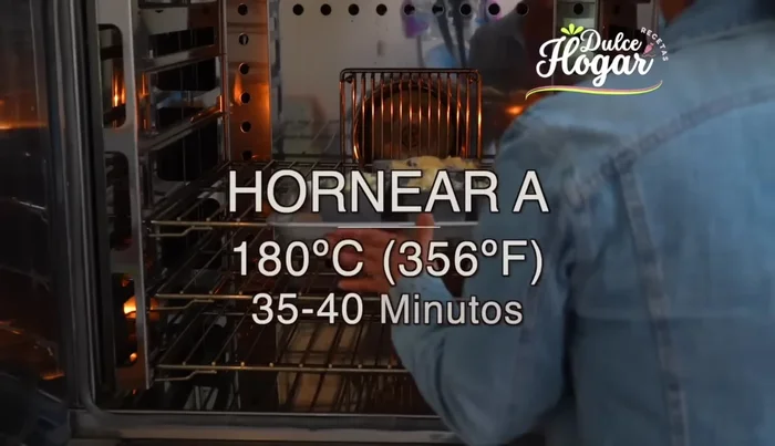 Hornear a 180°C durante 35-40 minutos, o hasta que un palillo insertado salga limpio.