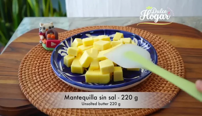 Batir la mantequilla a temperatura ambiente con la sal, el azúcar y la ralladura de limón hasta integrar.