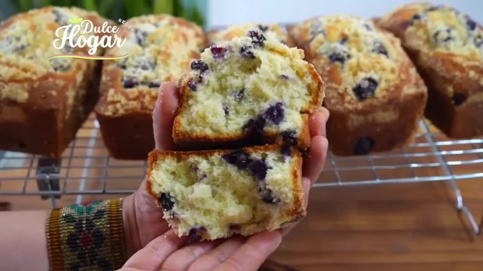 Mezclar la leche entera con el jugo de limón hasta que la leche se corte. Reservar.