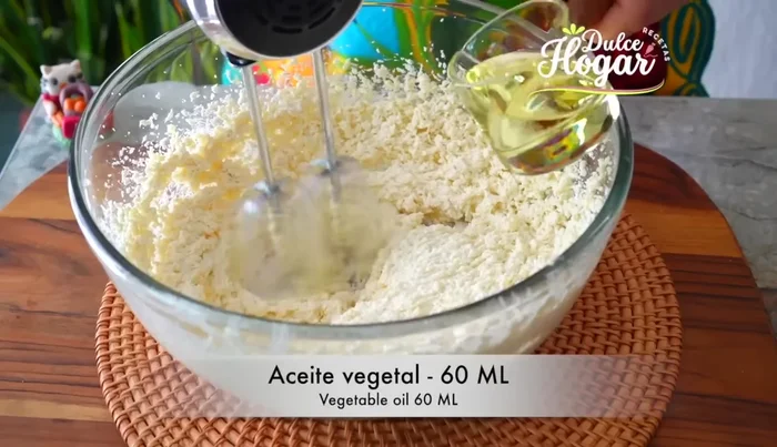 Añadir el aceite vegetal y batir hasta que la mezcla esté cremosa.