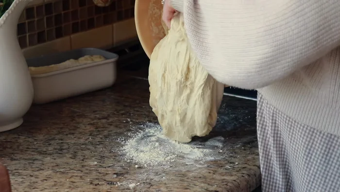 Dale forma a la masa (305.759): Alrededor de 4-5 horas después de la última serie de estiramientos y pliegues, dale la forma final a la masa. Para un pan boulot, forma una bola. Para un pan de sándwich, forma un tronco.