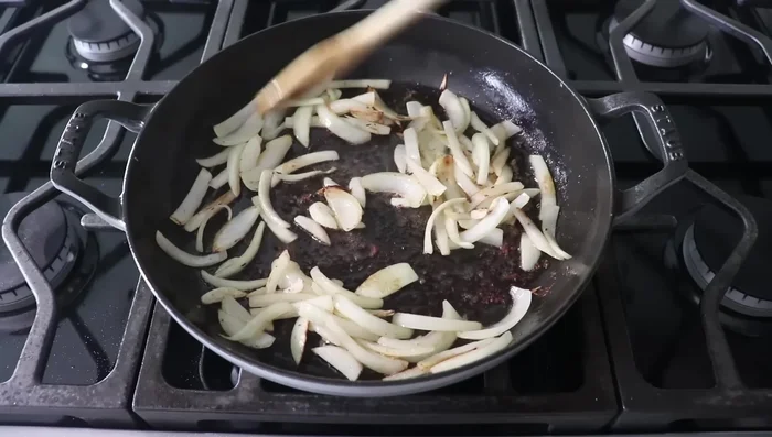 Agregamos ajo, alcaparras y anchoas, cocinando por un minuto aproximadamente. Añadimos el vino blanco para desglasar la sartén.