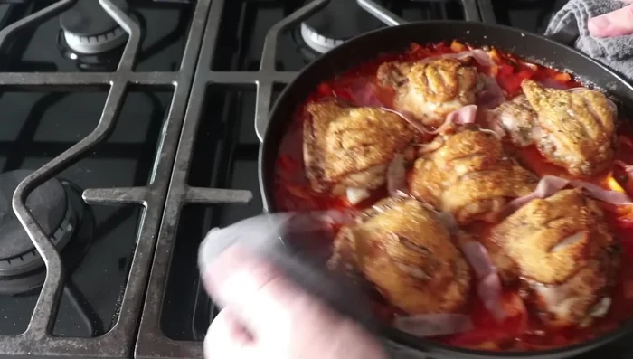 Horneamos a 350°C durante 40-45 minutos, hasta que el pollo esté cocido.