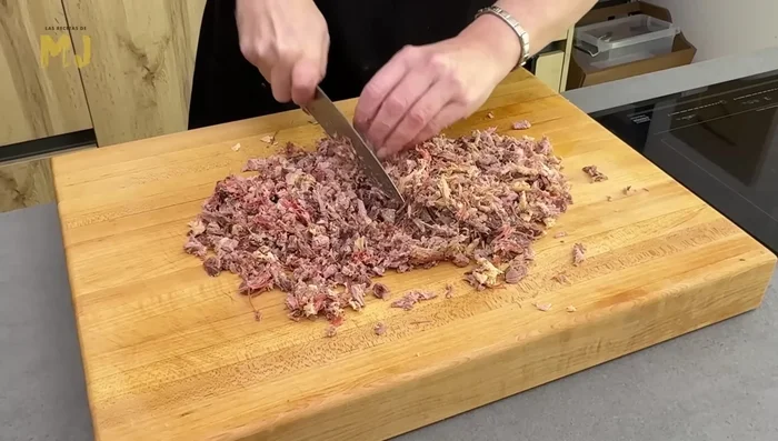 Picar la carne finamente (robot de cocina o cuchillo).