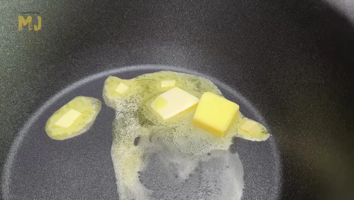 En una cacerola, derretir la mantequilla (60g). Incorporar la harina (60g) y cocinar 5 minutos, mezclando bien.