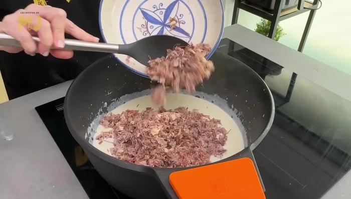 Agregar la carne picada, nuez moscada, sal y pimienta al gusto. Mezclar hasta que la masa se despegue de la cacerola.