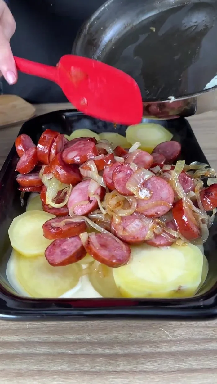 Extender la mezcla de calabresa y cebolla sobre las papas.