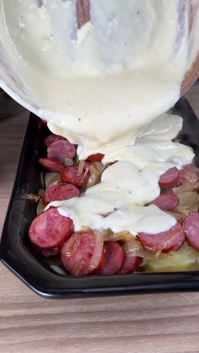 Cubrir con el resto de la salsa blanca.