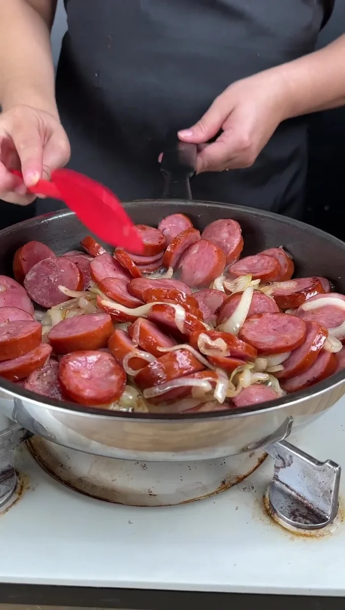 Apagar el fuego y reservar la mezcla de calabresa y cebolla.