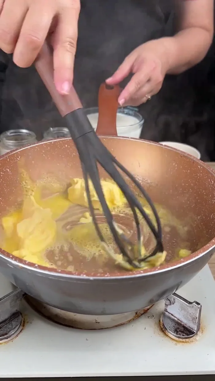 Preparar la salsa blanca: Derretir la mantequilla, agregar la harina y mezclar bien. Remover constantemente para que la harina se cocine sin quemarse.