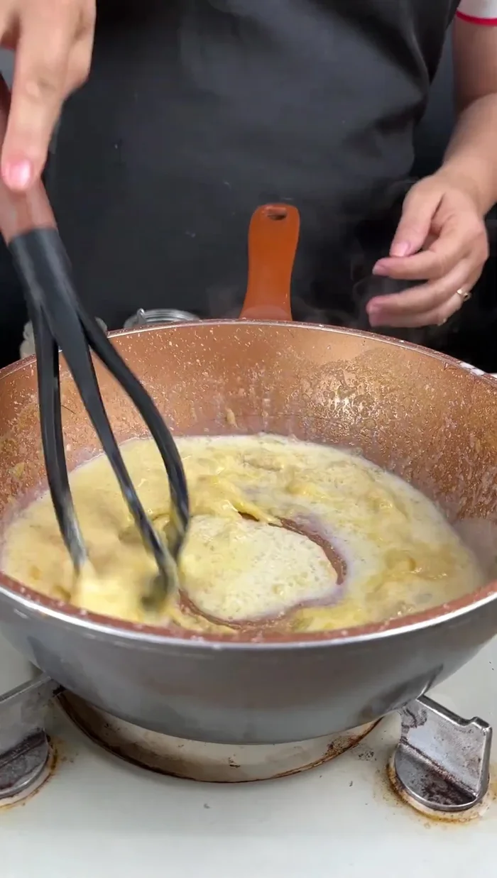 Agregar la leche poco a poco, removiendo siempre, hasta obtener una salsa espesa y homogénea. Sazonar con sal y pimienta.