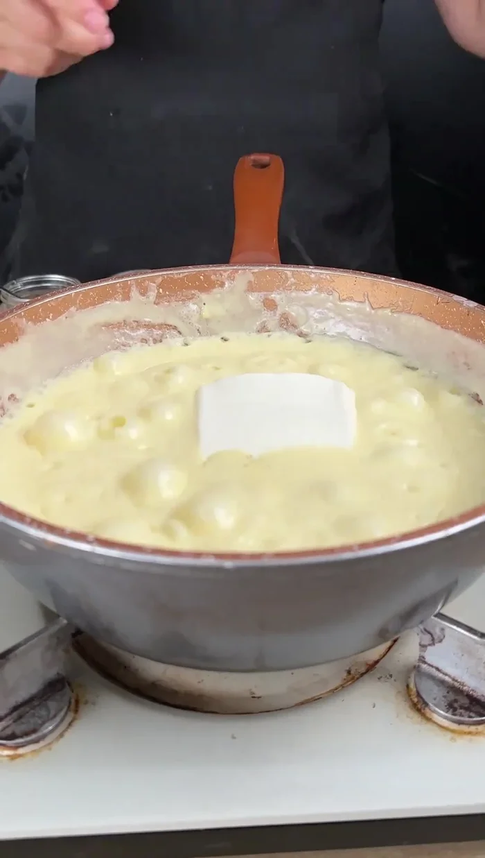 Incorporar la crema de leche y mezclar hasta integrar todos los ingredientes.