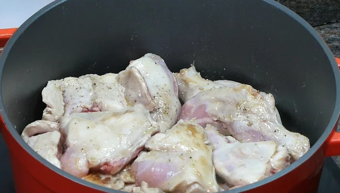 Retirar el conejo de la cazuela y reservar. [101.68]