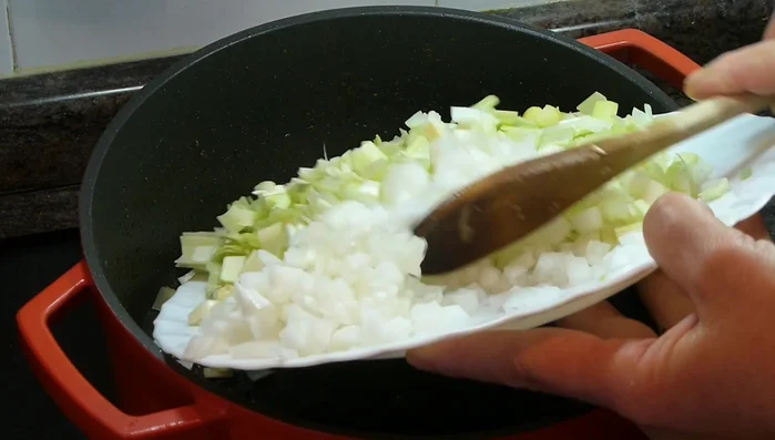 En el mismo aceite, añadir el puerro, la cebolla y los ajos picaditos. Salpimentar y pochar durante 5 minutos. [114.119]