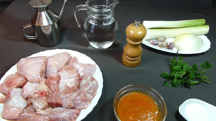 Salpimentar el conejo troceado. [5.759]
