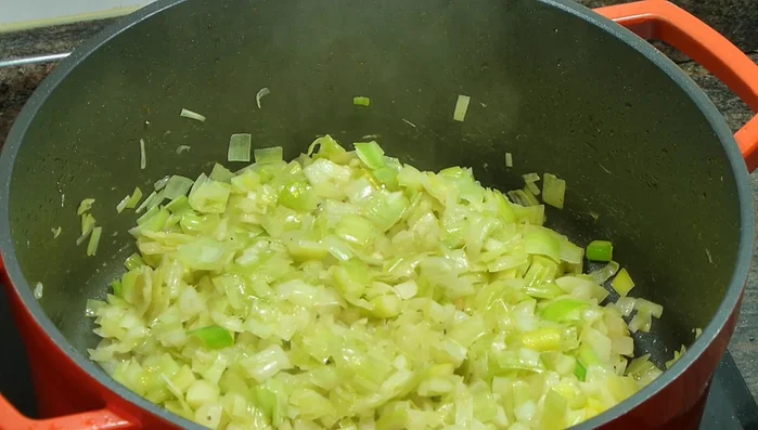 Añadir el tomate frito (casero si es posible) y mezclar bien. [135.879]