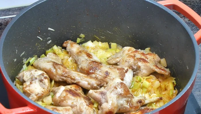 Incorporar el conejo dorado a la cazuela. [163.72]