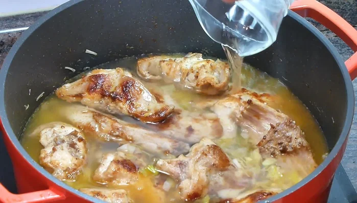 Añadir el agua y dejar cocer a fuego lento durante 25 minutos. [177.56]