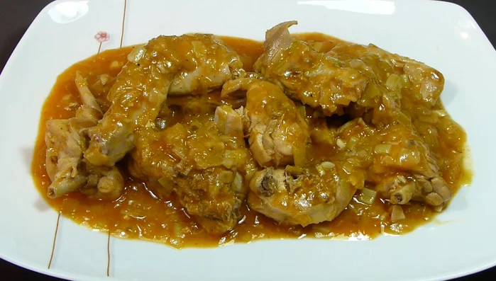 Servir el conejo en salsa decorado con perejil picado. [214.68]