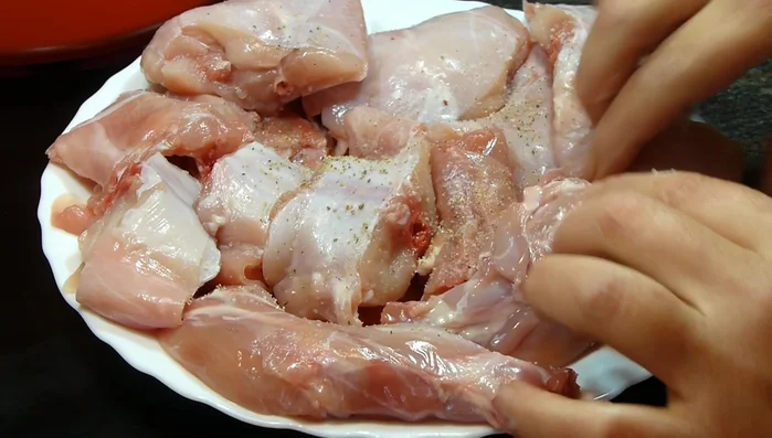 Dorar el conejo en una cazuela con aceite de oliva a fuego fuerte, hasta que esté bien dorado por todos lados. [64.08]